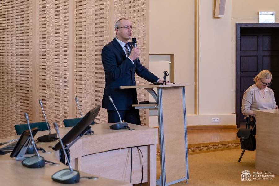 Dziekan WFPiK przemawia w Salonie Mickiewicza pod Kopułą, stojąc przy mównicy.