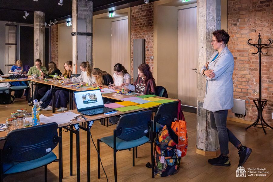 Uczestnicy warsztatów z liberatury pracujący nad swoimi dziełami.