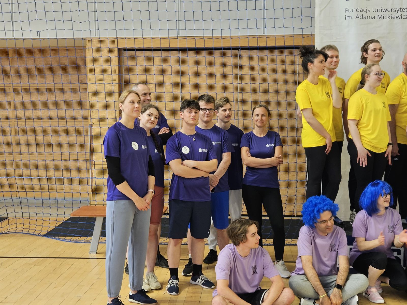 Reprezentacja WFPiK w fioletowych koszulkach czeka na start w wyścigu rzędów.