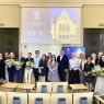 Uczestnicy studiów wraz z wykładowcami pozują do wspólnego zdjęcia.