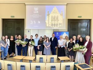 Uczestnicy studiów wraz z wykładowcami pozują do wspólnego zdjęcia.