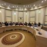 Uczestnicy siedzący w Salonie Mickiewicza pod Kopułą.