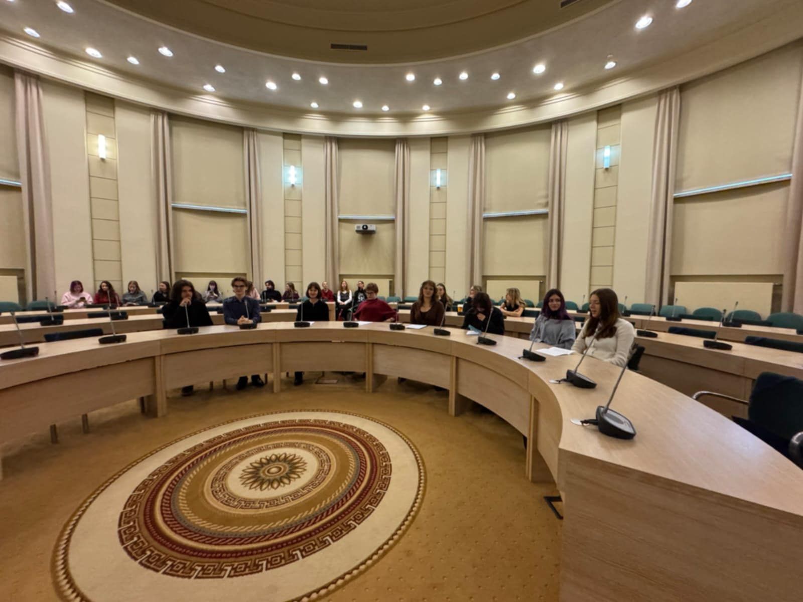 Uczestnicy siedzący w Salonie Mickiewicza pod Kopułą.