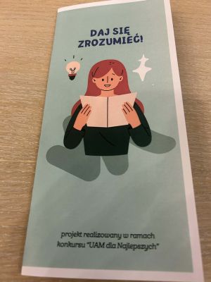 Leżąca na stole ulotka projektu 