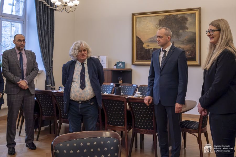 Prorektor UAM Zbyszko Melosik wita gości.