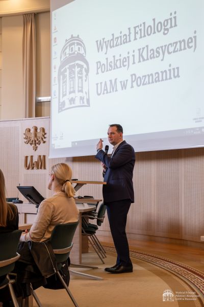 Przy mównicy w Salonie Mickiewicza pod Kopułą przemawia wielkopolski kurator oświaty, dr Igor Bykowski.