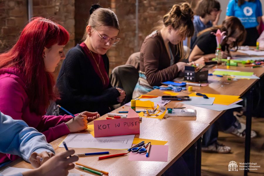 Uczestnicy warsztatów z liberatury pracujący nad swoimi dziełami.