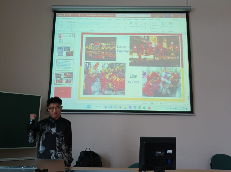 Student z Chin prezentuje tradycje związane z obchodami chińskiego Nowego Roku. Na rzutniku wyświetla prezentację.