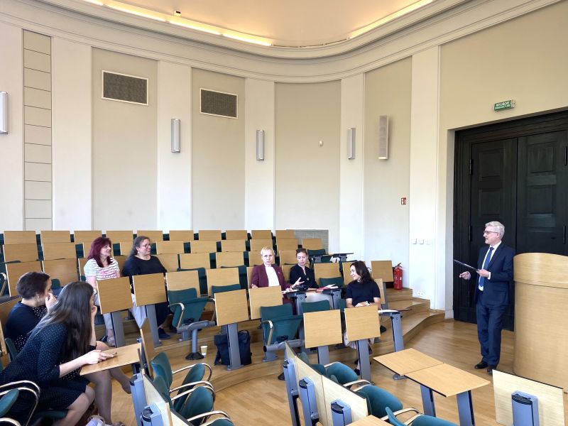 Uczestnicy konferencji dyskutują w Sali Śniadeckich.