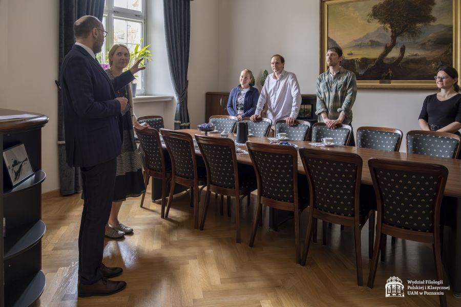 Prodziekani: Konrad Dominas i Urszula Kowalska-Nadolna stoją przy stole w gabinecie dziekańskim, na przeciwko nich delegacja z Czech.