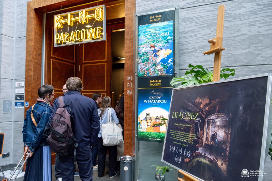 Widzowie wchodzą do Kina Pałacowego, obok wejścia widać plakat promujący film Lilac/Bez.