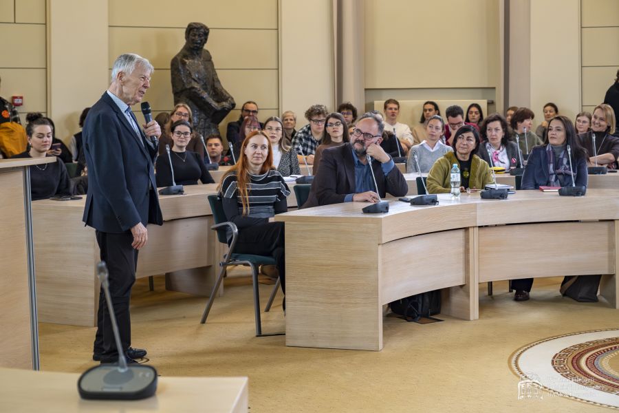 Prof. Miodek wygłaszający wykład w Salonie Mickiewicza przed bardzo licznie zgromadzoną publicznością.