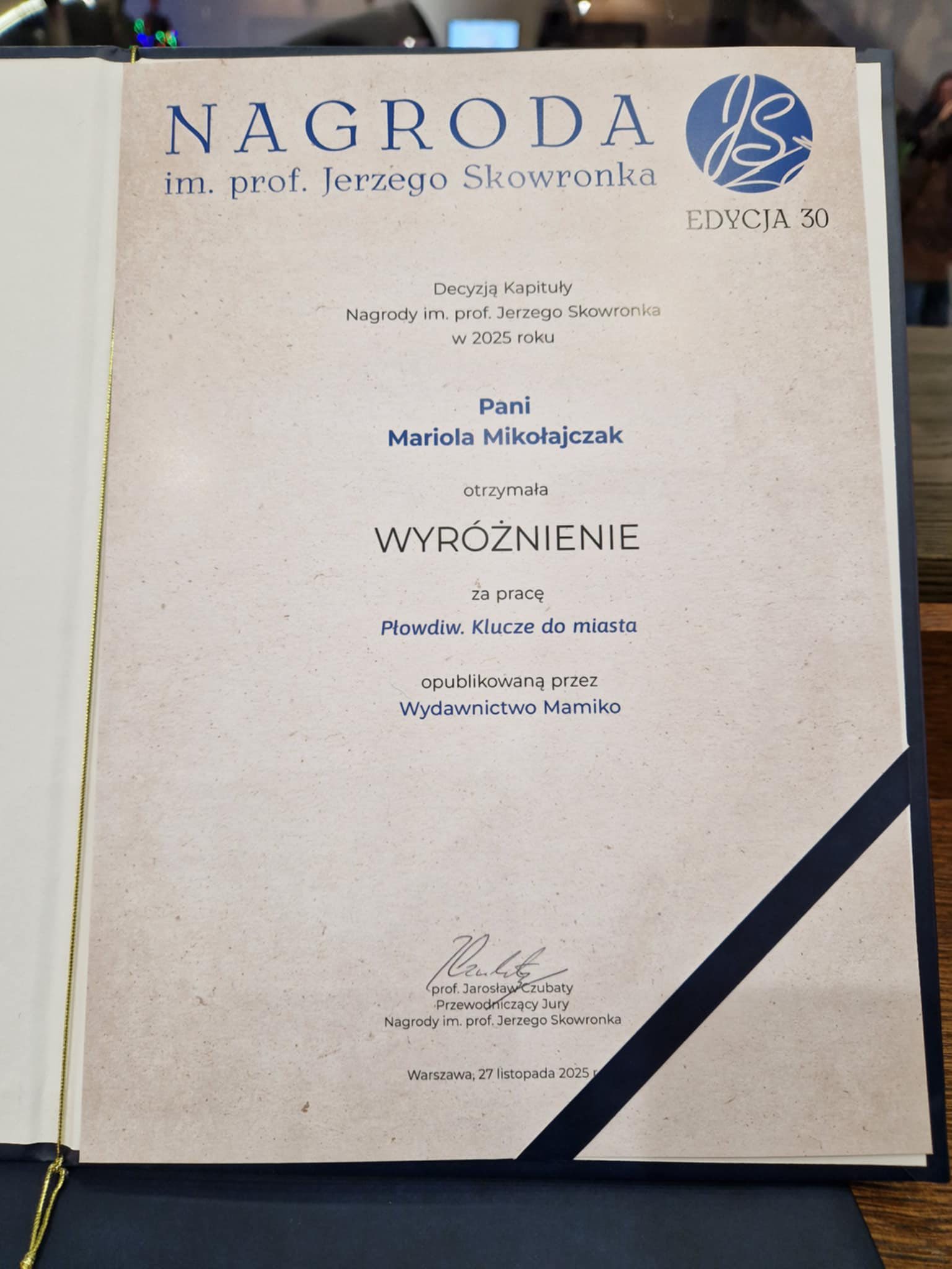 Zdjęcie dyplomu dla prof. Marioli Mikołajczak za wyróżnienie w konkursie.