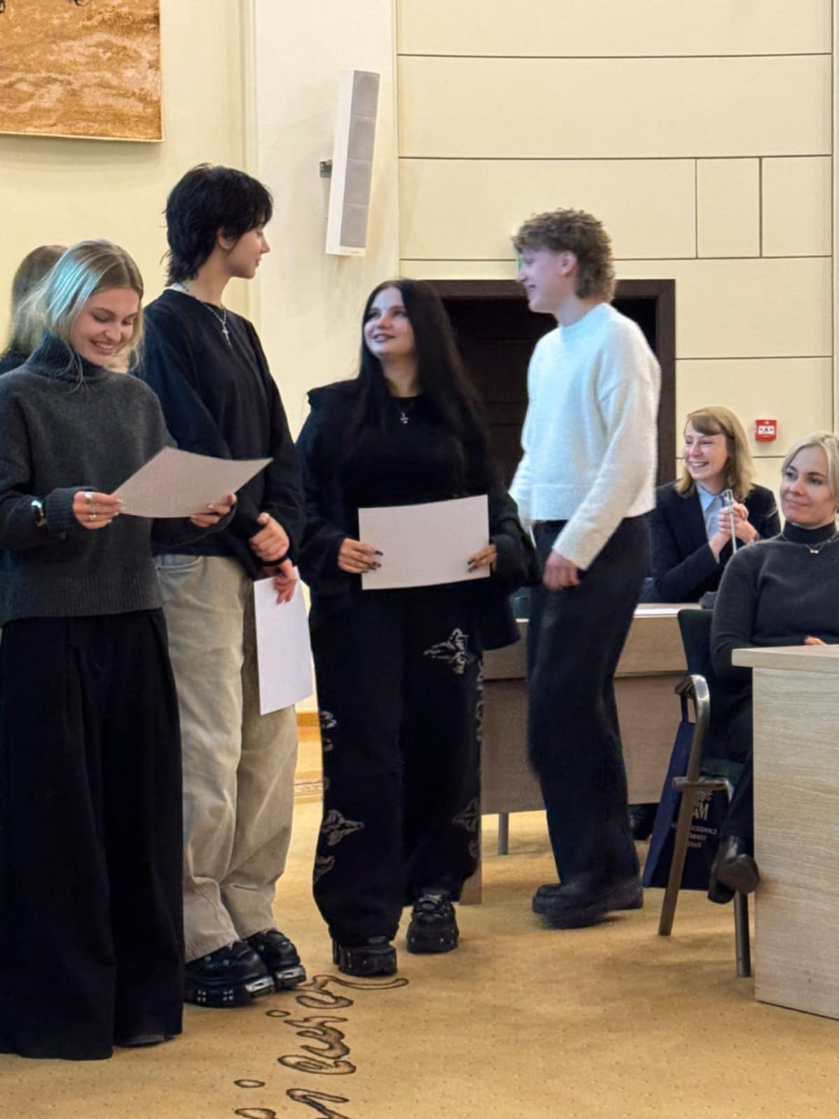 Grupa uczestników przedstawia swój projekt.