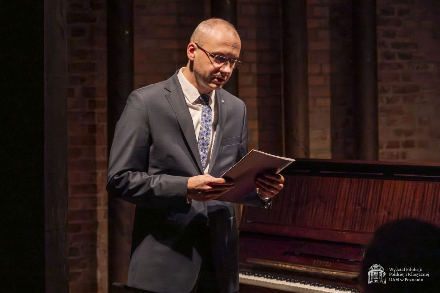 Dziekan WFPiK przemawia w Sali Teatralnej, stojąc obok pianina.