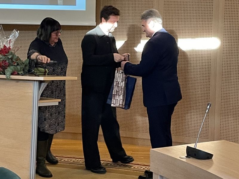 Dyrektor IFS wręcza prezent prof. Sieradzkiemu.