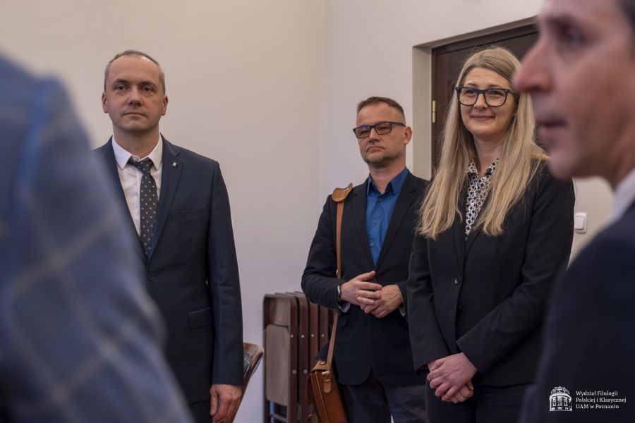 Dziekan WFPiK, prof. Jóźwiak wraz z gośćmi stoją w gabinecie dziekańskim.