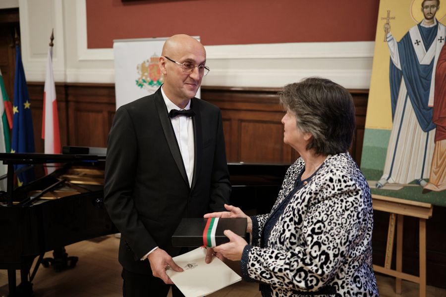 Ambasador Bułgarii wręcza powołanie na honorowego konsula prof. Dymczykowi.