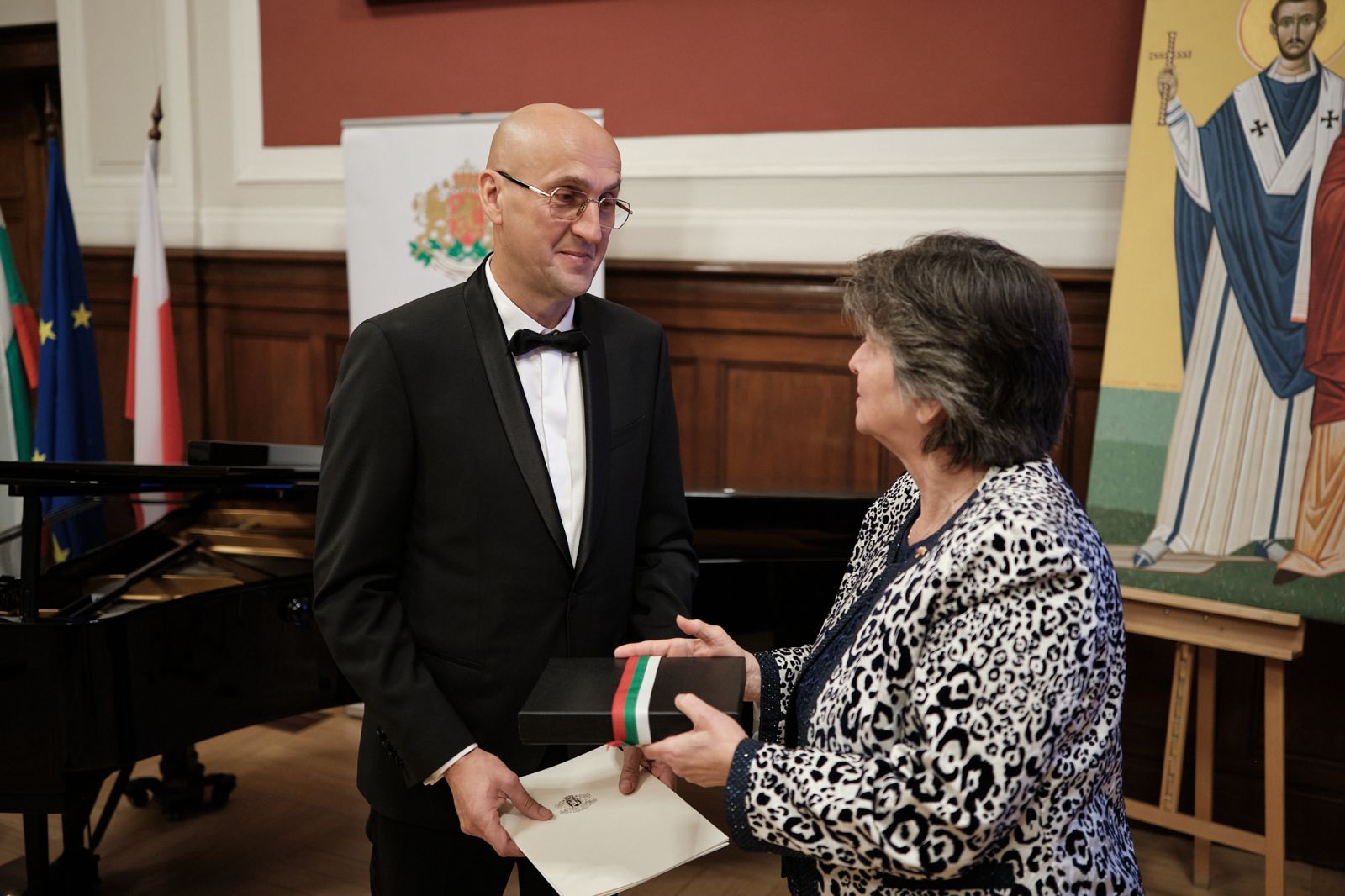 Ambasador Bułgarii wręcza powołanie na honorowego konsula prof. Dymczykowi.