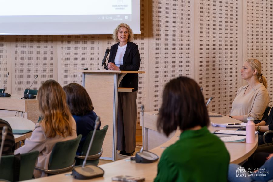 Przy mównicy w Salonie Mickiewicza pod Kopułą przemawia Prorektor UAM ds. studenckich i kształcenia, prof. dr hab. Joanna Wójcik.