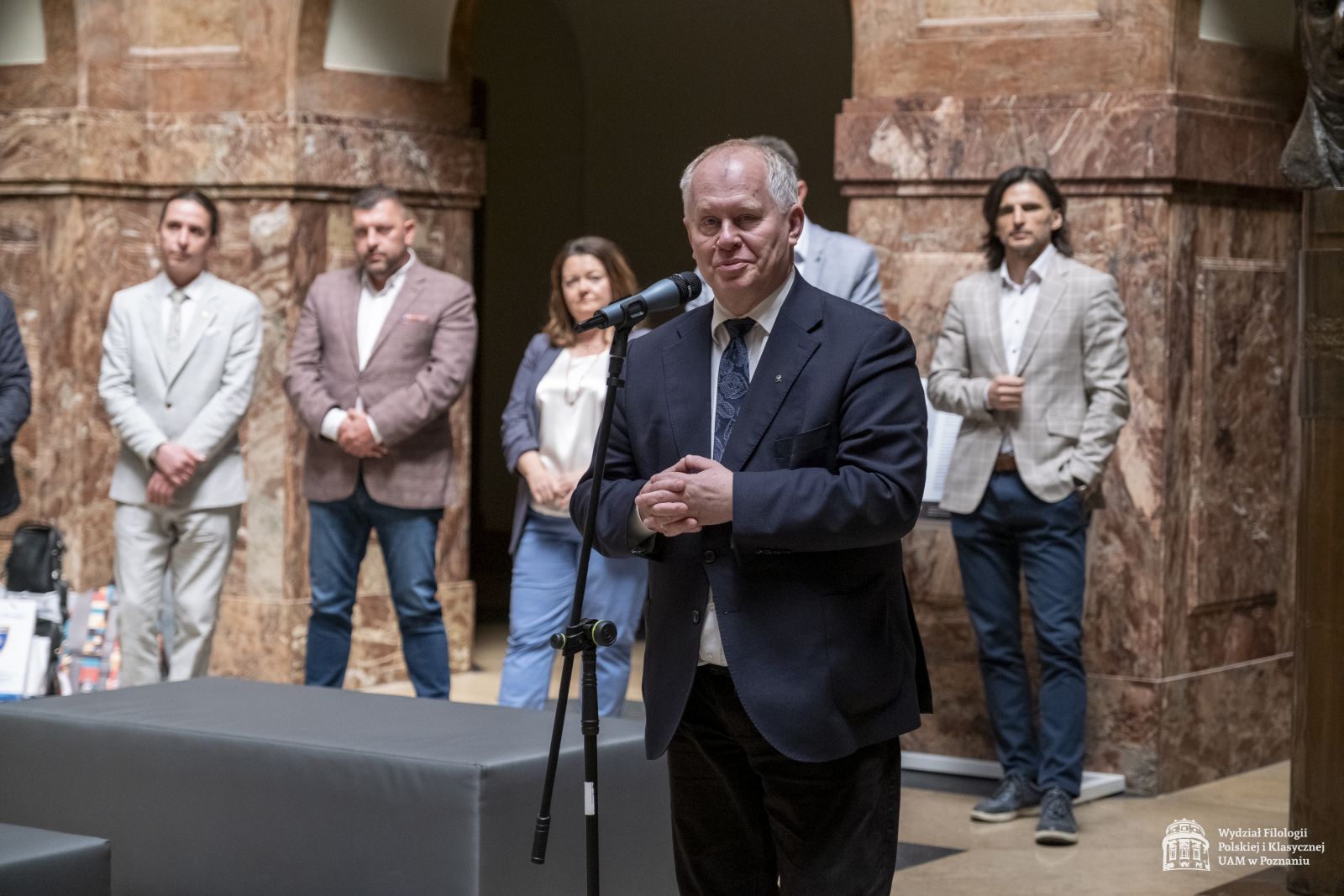 W holu Collegium Maius przemawia Dziekan Wydziału Historii, prof. Przemysław Matusik.