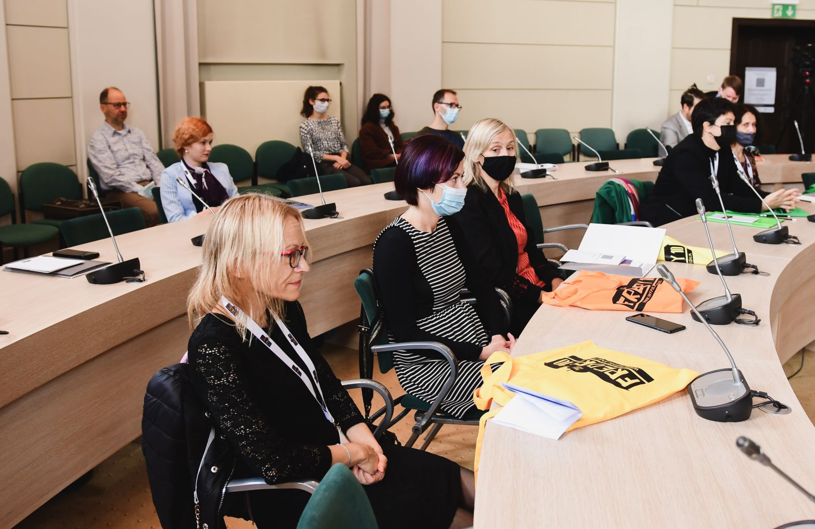 Słuchacze konferencji siedzą w Salonie Mickiewicza pod Kopułą.