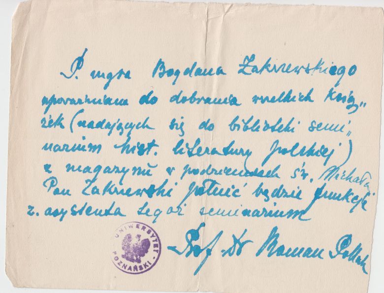 Zdjęcie kartki zapisanej piórem, jasnoniebieskim tuszem, z pieczęcią Uniwersytetu Poznańskiego.