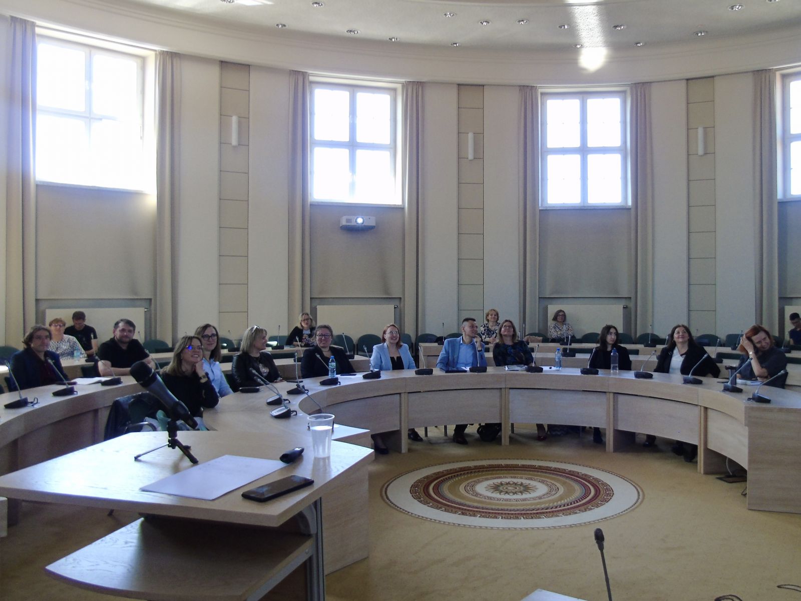 W Salonie Mickiewicza za okrągłym stołem siedzą uczestnicy konferencji.