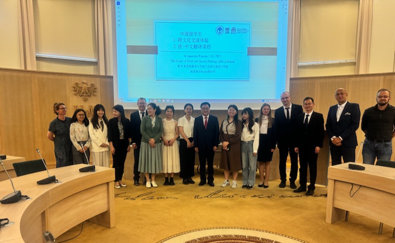 Delegacja z Guangdong University of Foreign Studies oraz podejmujący ją pracownicy UAM (z Dziekanem WFPiK na czele) pozują do zdjęcia stojąc w Salonie Mickiewicza.