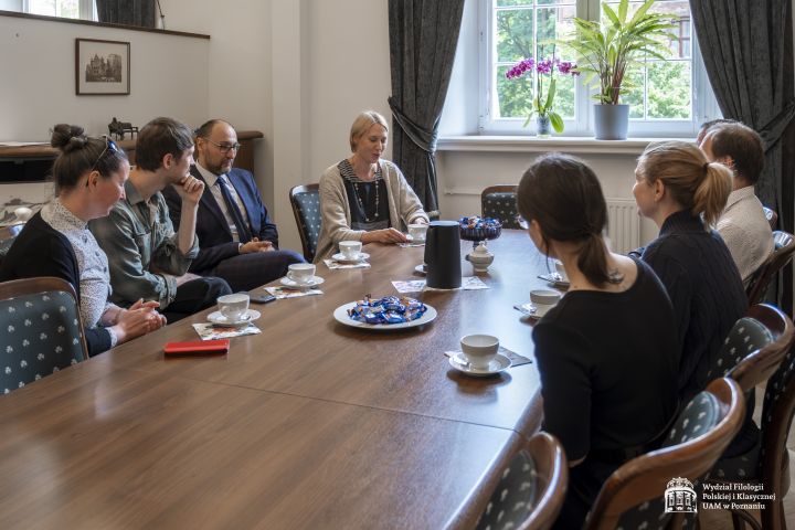 Rozmowy przy stole w gabinecie dziekańskim.