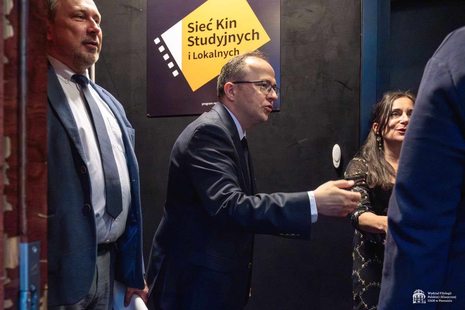 Prof. Jazdon i prof. Kaźmierczak witają gości przybyłych na premierę.