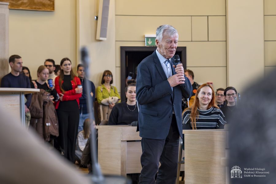 Prof. Miodek wygłaszający wykład w Salonie Mickiewicza przed bardzo licznie zgromadzoną publicznością.