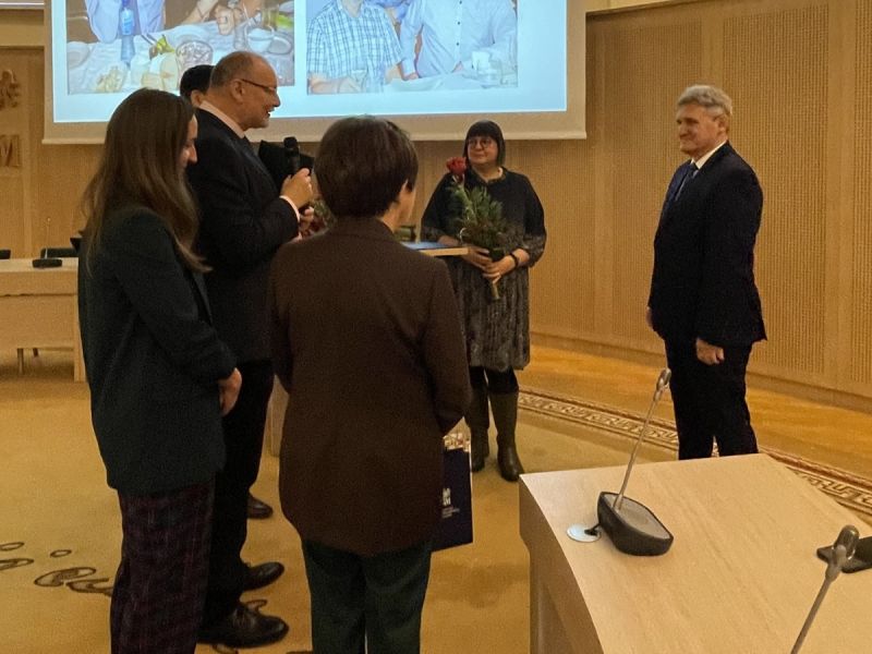 Przedstawiciele Zakładu Lingwistyki Antropologicznej składają gratulacje prof. Sieradzkiemu.