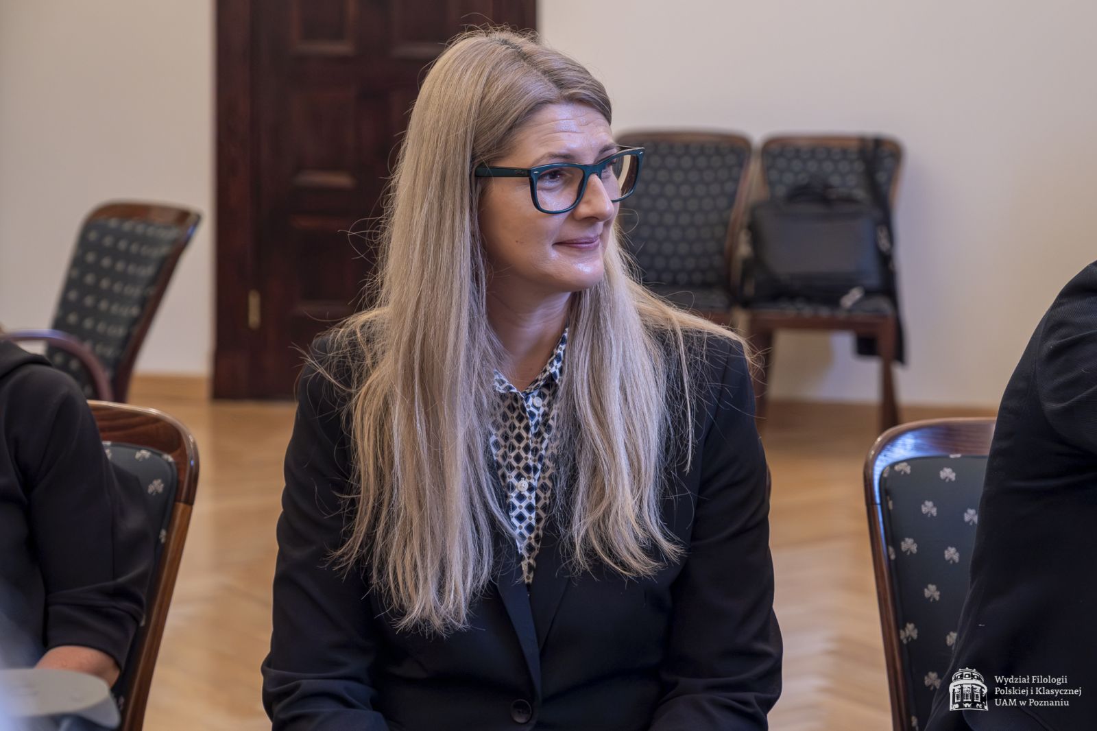 Rozmowy przy stole z poczęstunkiem.