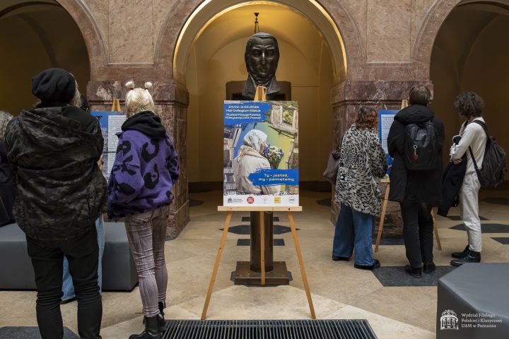 Publiczność oglądająca wystawę.