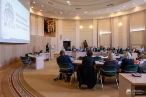 Uczestnicy spotkania słuchają przemówienia Prorektor UAM prof. Joanny Wójcik