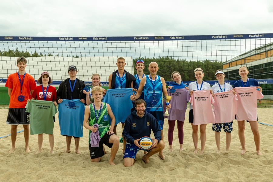rużyna WFPiK w siatkówce plażowej z medalami.