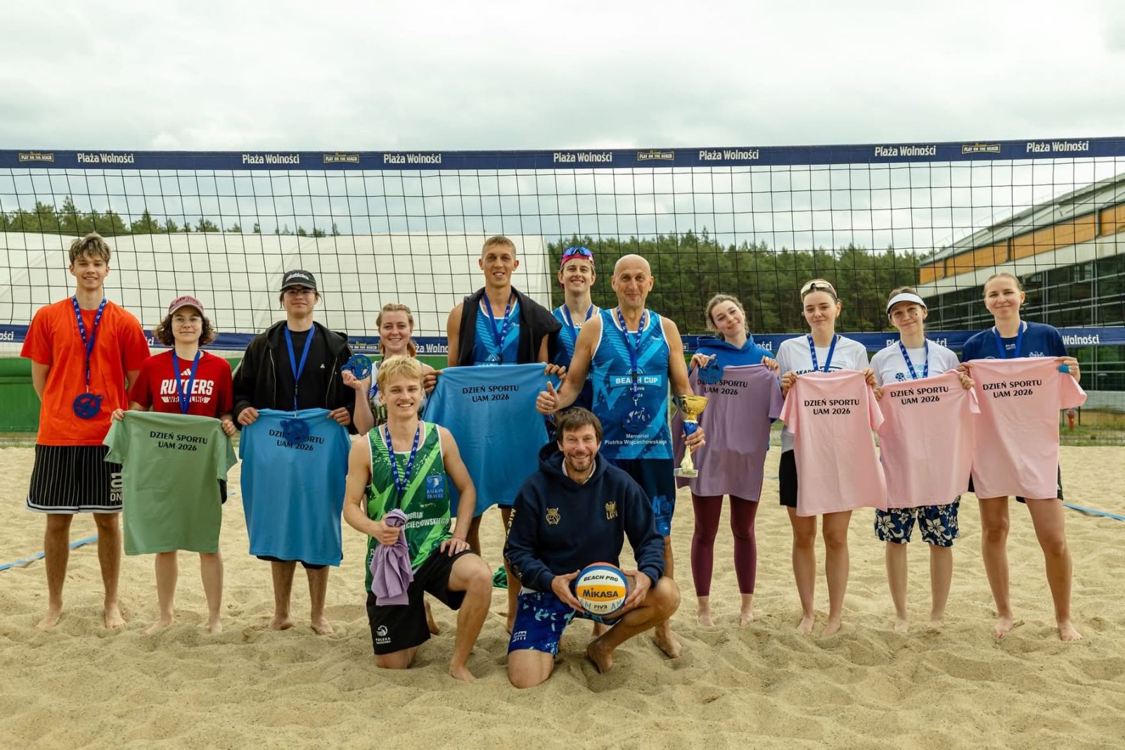 rużyna WFPiK w siatkówce plażowej z medalami.