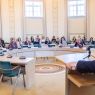Prof. Tomasz Mizerkiewicz prowadzący konferencję, a przed nim zgromadzeni w Salonie Mickiewicza goście.