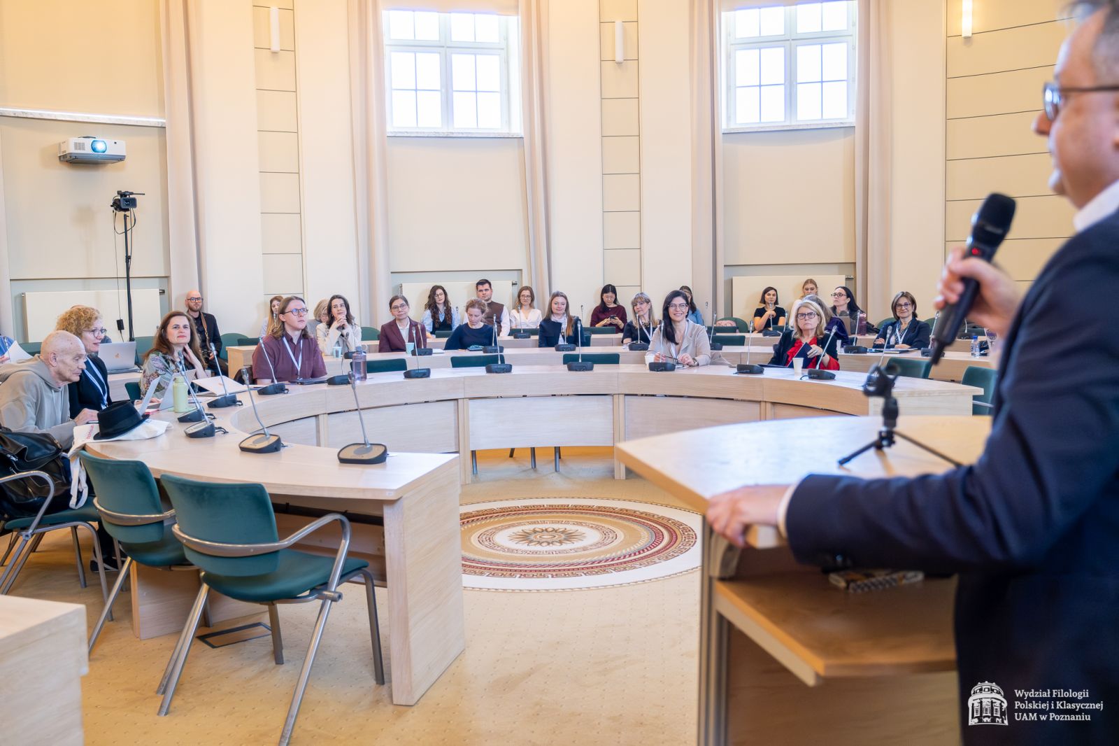 Prof. Tomasz Mizerkiewicz prowadzący konferencję, a przed nim zgromadzeni w Salonie Mickiewicza goście.