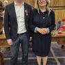Prof. Tomasz Mizerkiewicz stoi obok JM Rektor UAM prof. Bogumiły Kaniewskiej w gabinecie rektorskim, dumnie prezentując medal KEN wpięty w marynarkę.