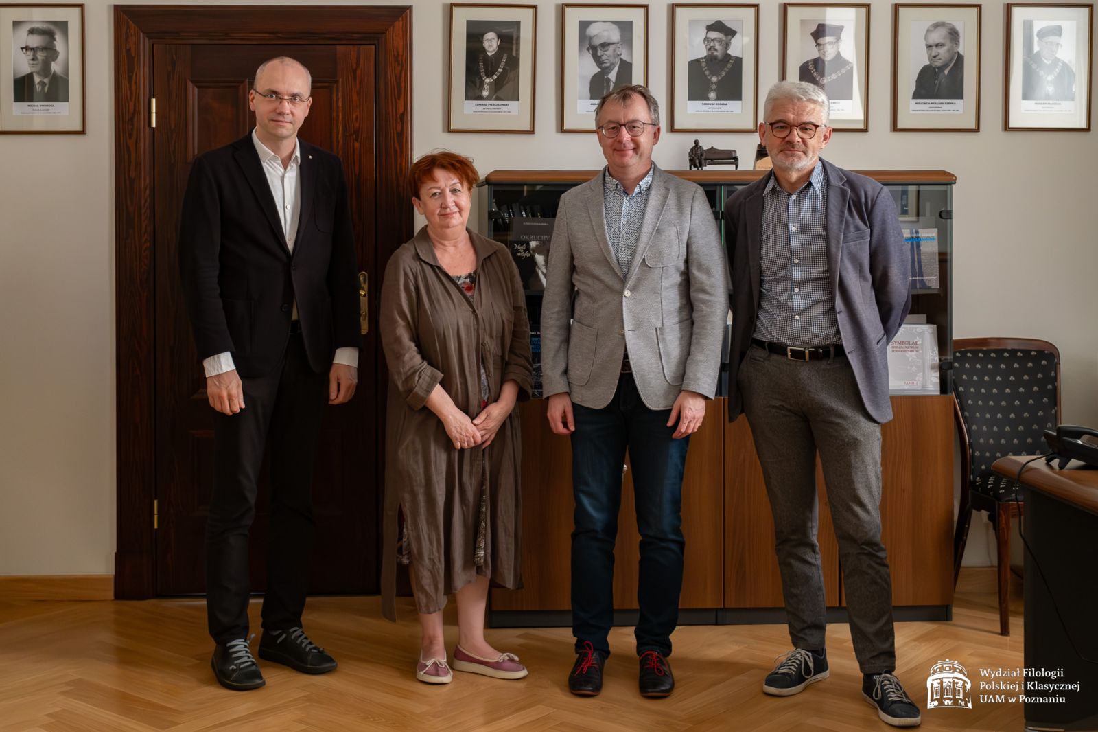 W gabinecie dziekańskim na tle ściany z portretami poprzednich dziekanów stoją 4 osoby, od lewej: prof. Krzysztof Skibski, prof. Kristina Rutkovska, prof. Tomasz Mizerkiewicz i prof. Jerzy Borowczyk.