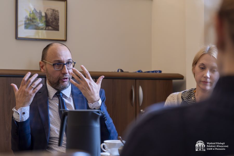 Rozmowy przy stole w gabinecie dziekańskim.