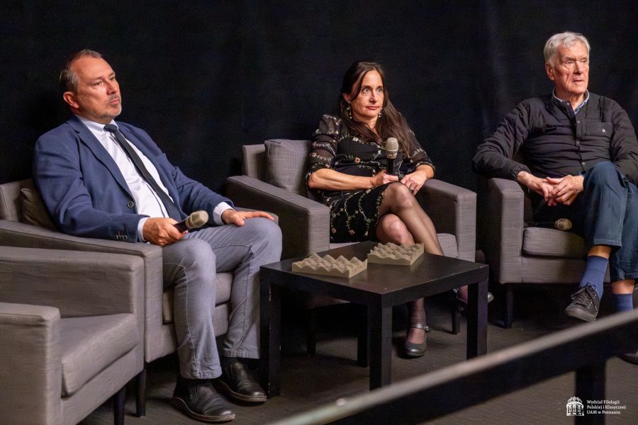 Prof. Jazdon, Laura Morowitz i Piotr Jaxa siedzą w fotelach i słuchają pytania z publiczności.