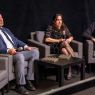 Prof. Jazdon, Laura Morowitz i Piotr Jaxa siedzą w fotelach i słuchają pytania z publiczności.