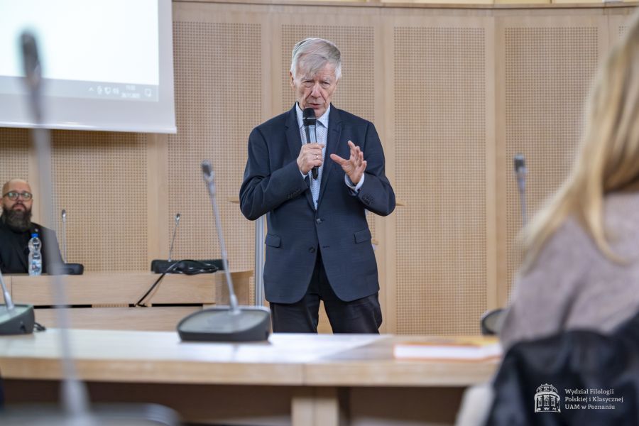Prof. Miodek wygłaszający wykład w Salonie Mickiewicza przed bardzo licznie zgromadzoną publicznością.