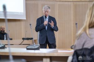 Prof. Miodek wygłaszający wykład w Salonie Mickiewicza przed bardzo licznie zgromadzoną publicznością.