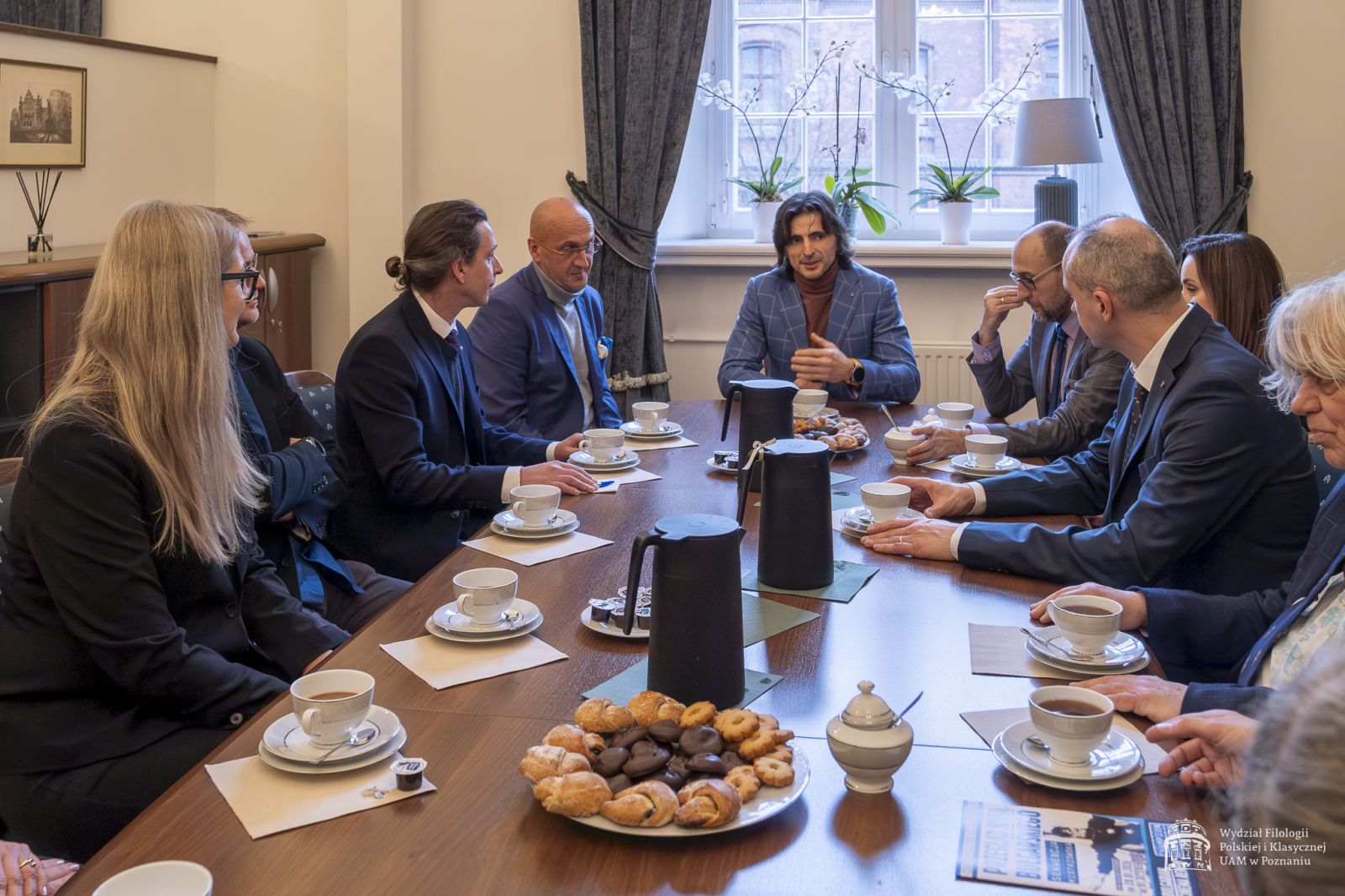 Rozmowy przy stole z poczęstunkiem.