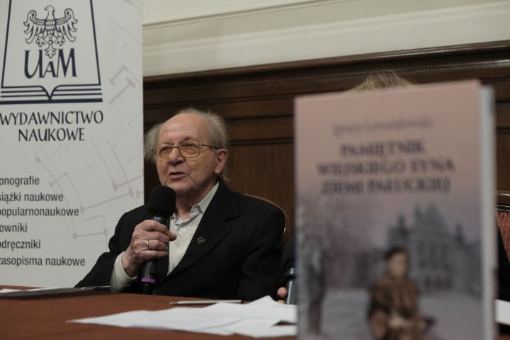 Prof. Lewandowski przemawia do mikrofonu.