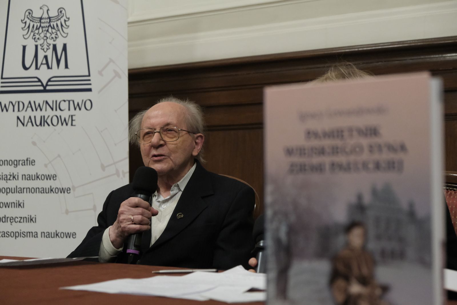 Prof. Lewandowski przemawia do mikrofonu.